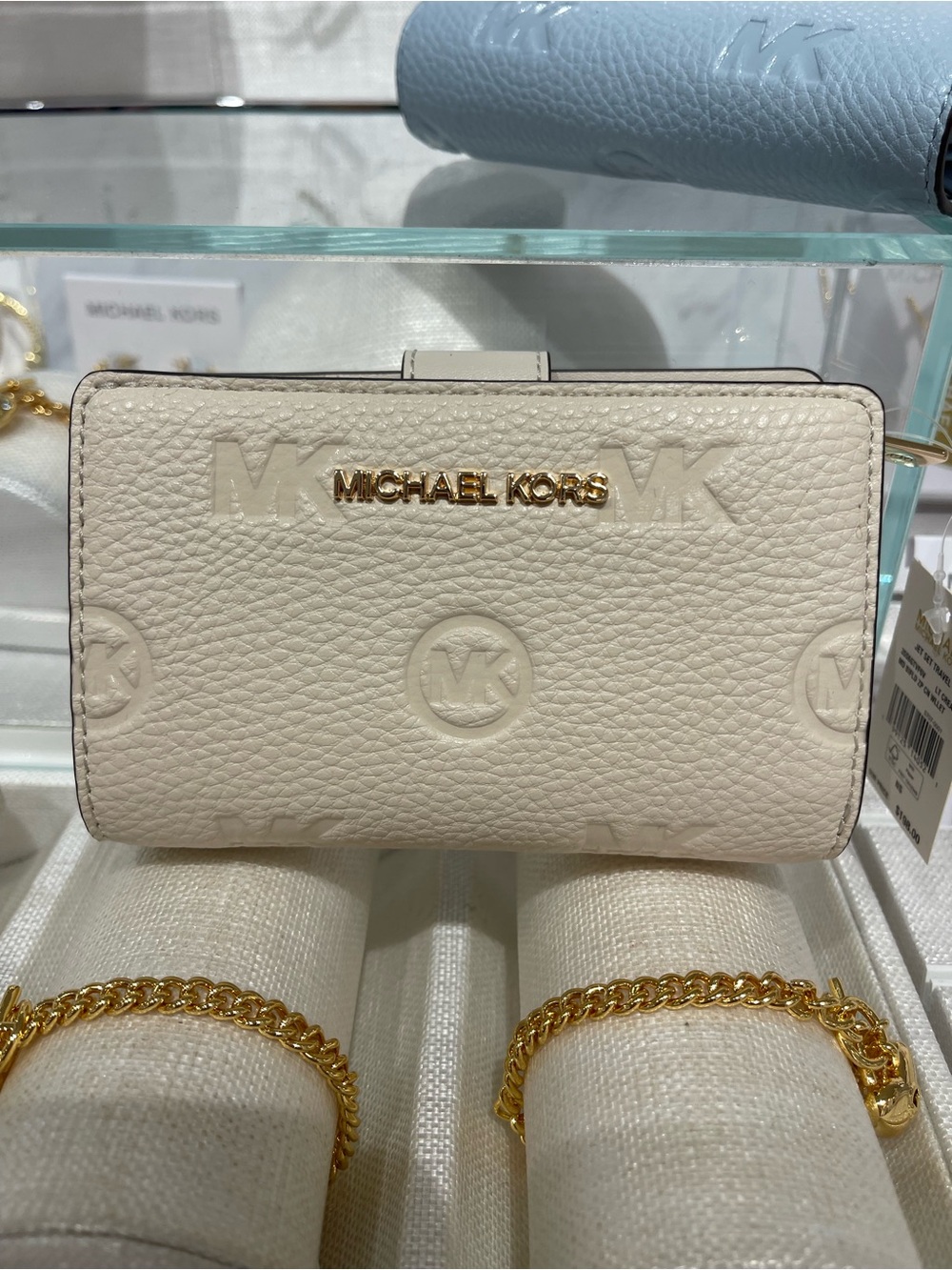 Michael Kors Jet Set Travel Medium Logo Debossed Billfold Wallet
Light Cream
NWT - Picture 5 of 16